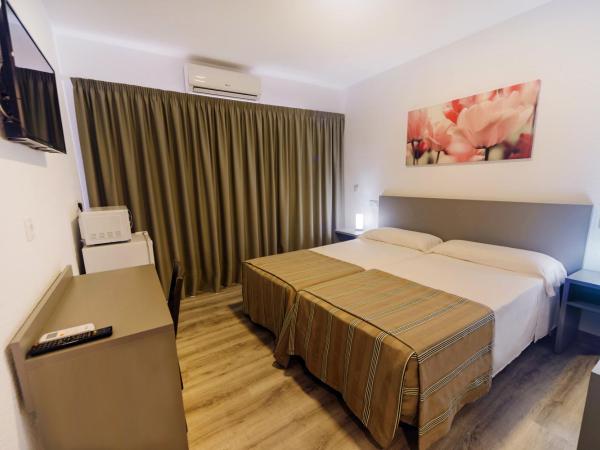 Hostal Anna Benidorm : photo 7 de la chambre chambre triple