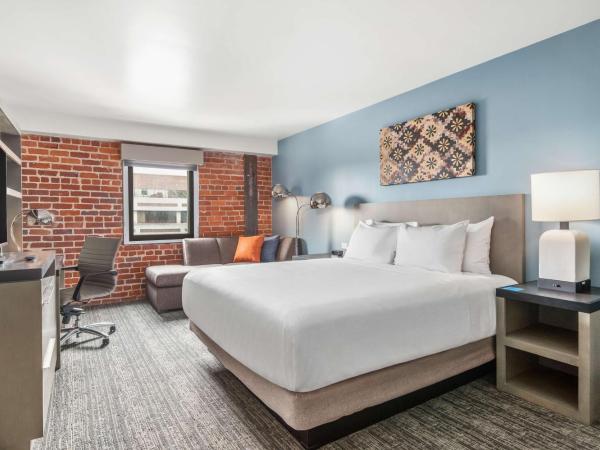 Hyatt House Sacramento-Midtown : photo 4 de la chambre den room with king bed