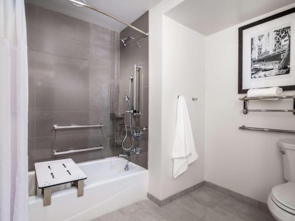 Hyatt House Sacramento-Midtown : photo 3 de la chambre chambre lit king-size avec baignoire accessible aux personnes à mobilité réduite
