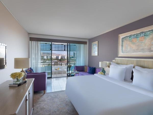 Rixos Downtown Antalya - The Land Of Legends Access : photo 2 de la chambre chambre double confort avec 2 canapés-lits - vue sur ville