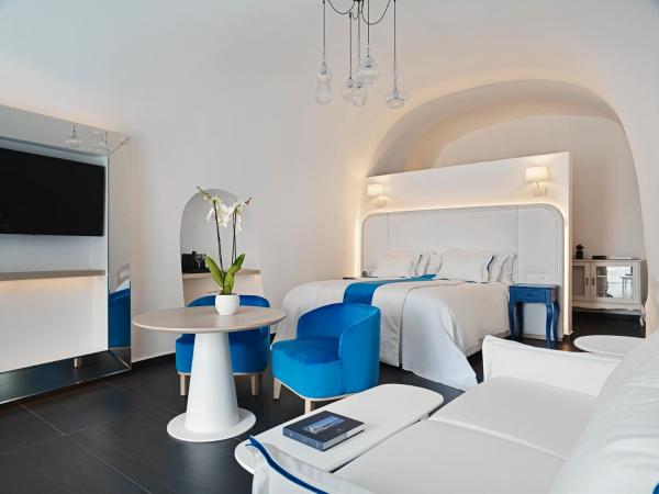 Katikies Santorini - The Leading Hotels Of The World : photo 1 de la chambre suite lune de miel avec baignoire en plein air - vue sur caldeira