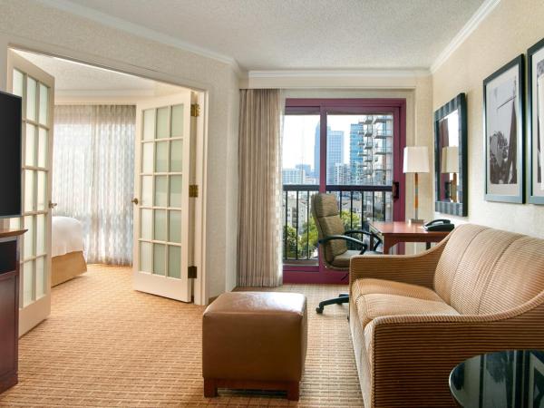 Atlanta Marriott Suites Midtown : photo 1 de la chambre suite 1 chambre lit king-size avec canapé-lit