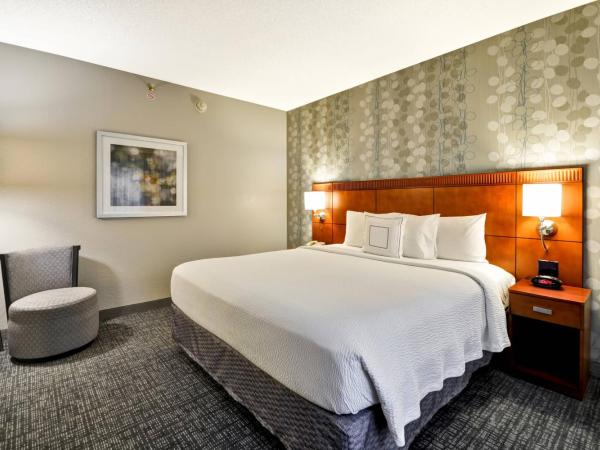 Courtyard Dallas Medical Market Center : photo 2 de la chambre newly renovated one-bedroom king suite with sofa bed