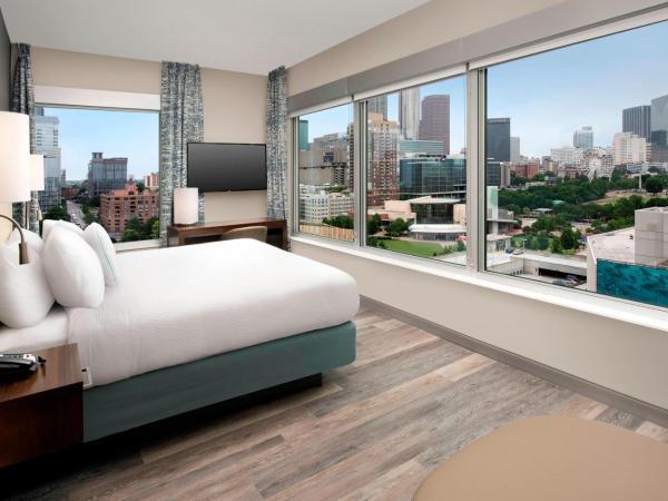 SpringHill Suites by Marriott Atlanta Downtown : photo 1 de la chambre suite lit king-size 1 chambre avec canapé-lit - vue sur ville