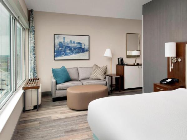 SpringHill Suites by Marriott Atlanta Downtown : photo 3 de la chambre suite lit king-size 1 chambre avec canapé-lit - vue sur ville