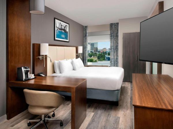 SpringHill Suites by Marriott Atlanta Downtown : photo 1 de la chambre suite lit king-size avec canapé-lit