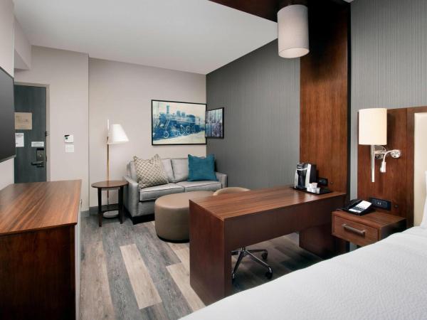 SpringHill Suites by Marriott Atlanta Downtown : photo 2 de la chambre suite lit king-size avec canapé-lit