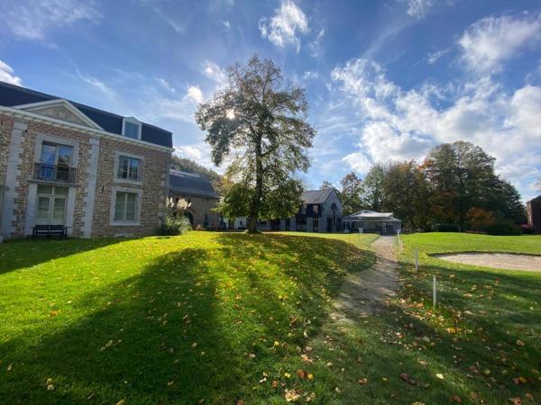 La chambre et le studio du château du golf de Bernalmont : photo 2 de la chambre chambre double avec salle de bains privative