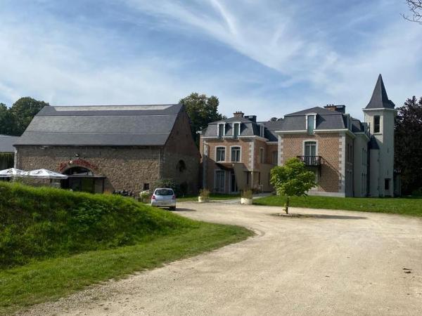 La chambre et le studio du château du golf de Bernalmont : photo 3 de la chambre chambre double avec salle de bains privative