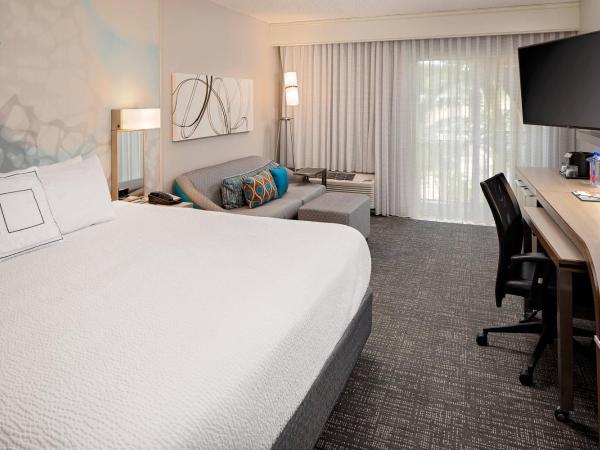 Courtyard by Marriott Fort Lauderdale North/Cypress Creek : photo 1 de la chambre deluxe guest room, 1 king, courtyard view, balcony