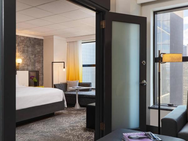 Renaissance New York Times Square Hotel by Marriott : photo 4 de la chambre suite exécutive 1 chambre lit king-size - Étage supérieur