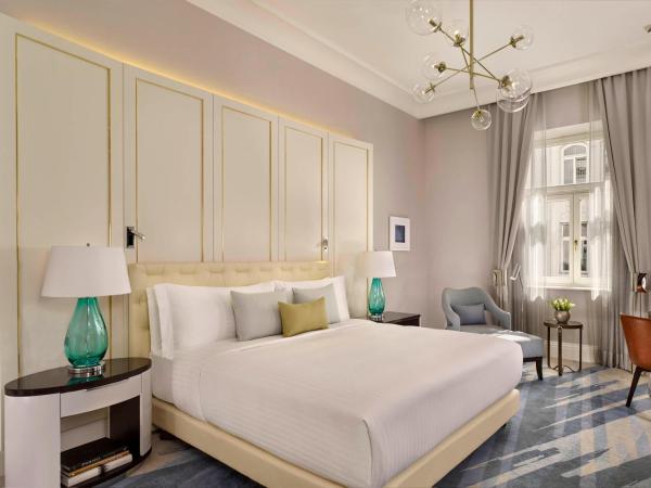 The Ritz-Carlton, Budapest : photo 1 de la chambre chambre lit king-size supérieure - vue sur parc ou ville