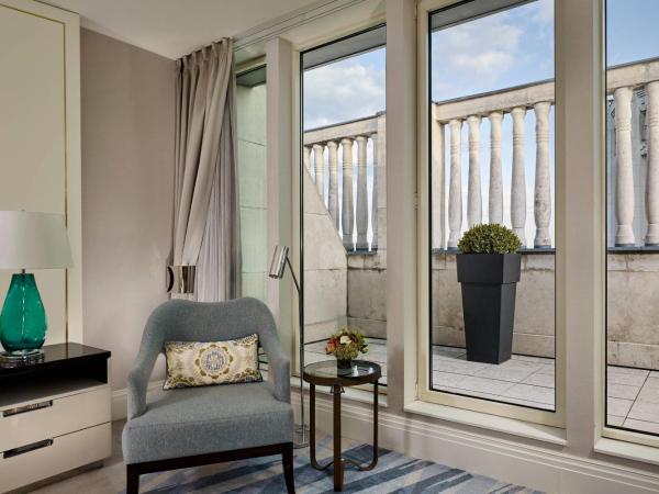 The Ritz-Carlton, Budapest : photo 6 de la chambre chambre lit king-size club avec balcon et accès au salon club - Étage supérieur - vue sur parc ou ville