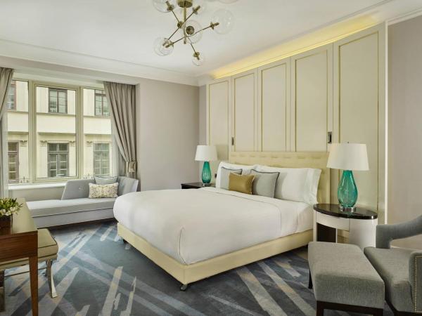 The Ritz-Carlton, Budapest : photo 8 de la chambre suite exécutive 1 chambre avec lit king-size et canapé-lit - vue sur parc ou ville