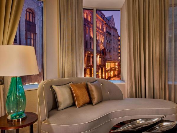 The Ritz-Carlton, Budapest : photo 5 de la chambre suite familiale 1 chambre lit king-size avec canapé-lit et accès au salon club - vue sur rue