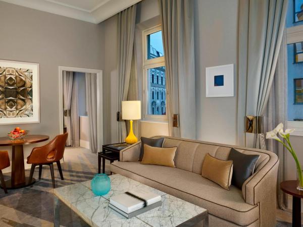 The Ritz-Carlton, Budapest : photo 6 de la chambre suite familiale 1 chambre lit king-size avec canapé-lit et accès au salon club - vue sur rue