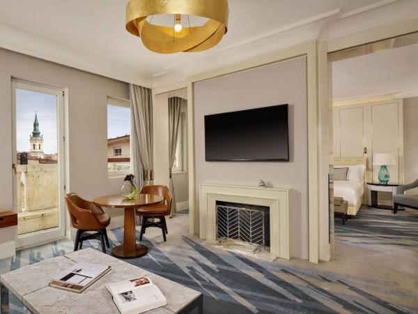 The Ritz-Carlton, Budapest : photo 5 de la chambre suite exécutive 1 chambre avec lit king-size et canapé-lit - vue sur parc ou ville
