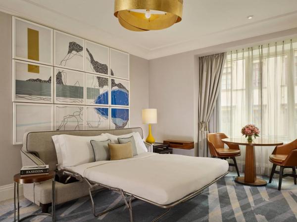 The Ritz-Carlton, Budapest : photo 7 de la chambre suite familiale 1 chambre lit king-size avec canapé-lit et accès au salon club - vue sur rue