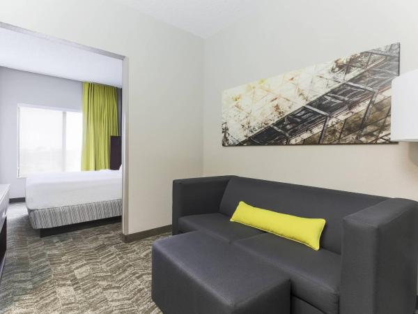 SpringHill Suites by Marriott Austin Parmer/Tech Ridge : photo 1 de la chambre suite lit king-size avec canapé-lit