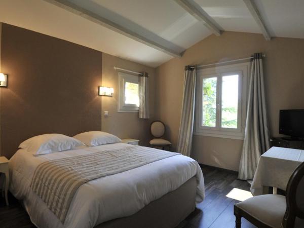 Le Mas Des Aigras : photo 4 de la chambre chambre lit queen-size - vue sur jardin