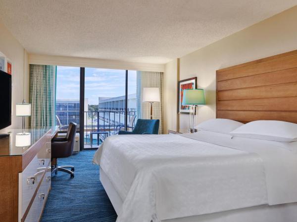 Sheraton Orlando Lake Buena Vista Resort : photo 1 de la chambre chambre lit king-size avec balcon et vue sur la piscine