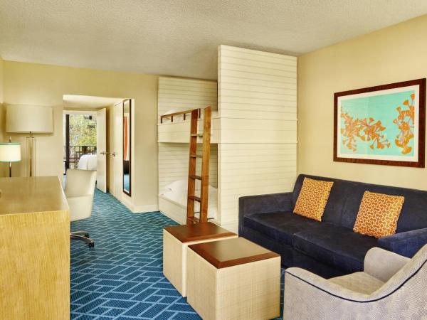 Sheraton Orlando Lake Buena Vista Resort : photo 1 de la chambre suite 1 chambre lit king-size avec lits superposés et canapé-lit - vue sur piscine