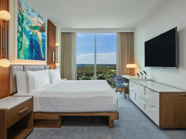 Walt Disney World Swan Reserve : photo 2 de la chambre signature pool view, suite, 1 king, sofa bed (includes early entry to disney theme parks)