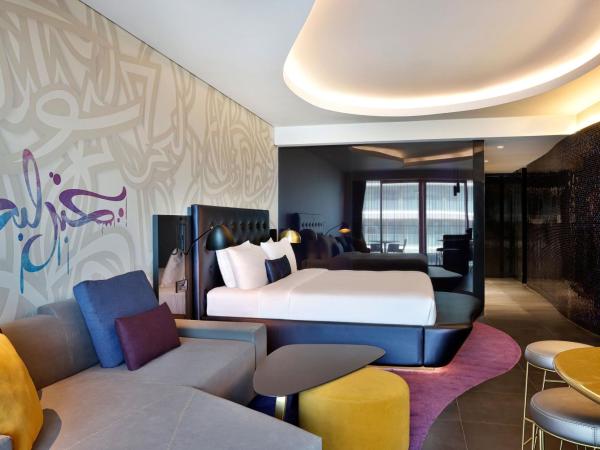 W Dubai - The Palm : photo 5 de la chambre magnifique chambre lit king-size avec balcon et canapé-lit
