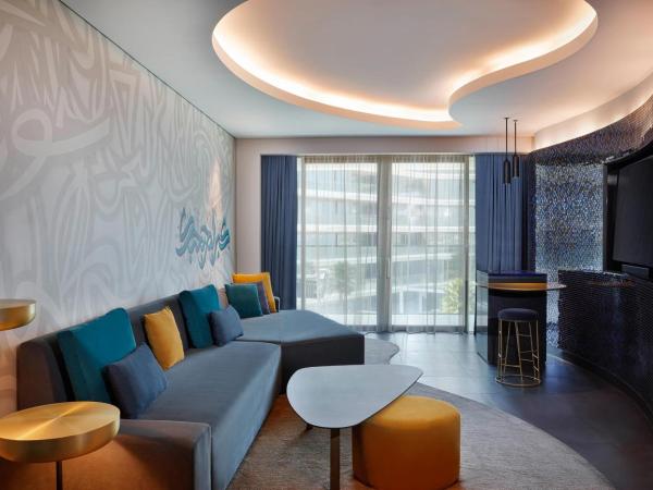 W Dubai - The Palm : photo 6 de la chambre w suite, 1 bedroom suite, 1 king, partial ocean view - access to aether bar, includes free flow of selected drinks from 4 pm-7 pm