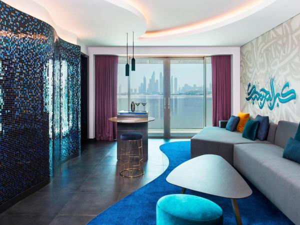 W Dubai - The Palm : photo 9 de la chambre w suite, 1 bedroom suite, 1 king, partial ocean view - access to aether bar, includes free flow of selected drinks from 4 pm-7 pm
