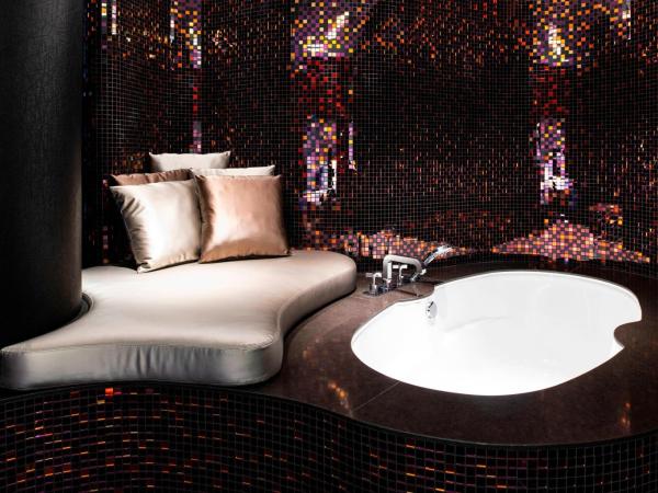 W Dubai - The Palm : photo 4 de la chambre cool corner suite, 1 bedroom suite, 1 king- access to aether bar, includes free flow of selected drinks from 4 pm-7 pm