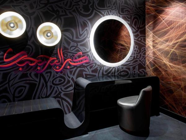 W Dubai - The Palm : photo 5 de la chambre cool corner suite, 1 bedroom suite, 1 king- access to aether bar, includes free flow of selected drinks from 4 pm-7 pm