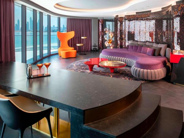 W Dubai - The Palm : photo 5 de la chambre marvelous suite, 1 bedroom suite, 1 king, balcony - access to aether bar, includes free flow of selected drinks from 4 pm-7 pm