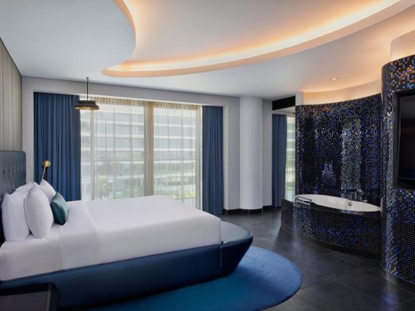 W Dubai - The Palm : photo 3 de la chambre w suite, 1 bedroom suite, 1 king, partial ocean view - access to aether bar, includes free flow of selected drinks from 4 pm-7 pm