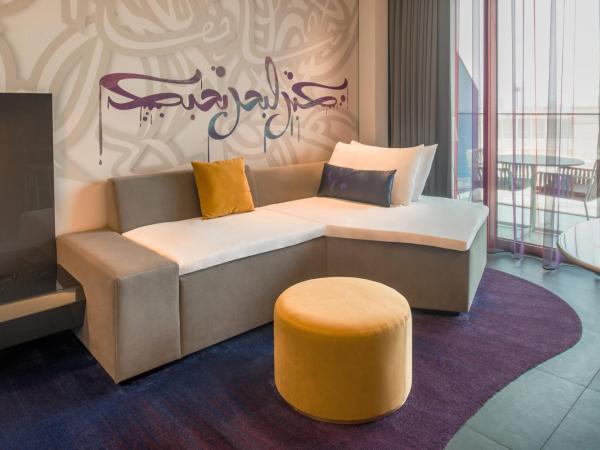 W Dubai - The Palm : photo 1 de la chambre cool corner suite, 1 bedroom suite, 1 king- access to aether bar, includes free flow of selected drinks from 4 pm-7 pm