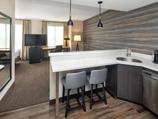 Residence Inn by Marriott Toronto Mississauga West : photo 1 de la chambre studio avec lit king-size et canapé-lit