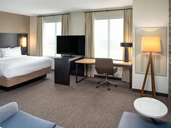 Residence Inn by Marriott Toronto Mississauga West : photo 2 de la chambre studio avec lit king-size et canapé-lit