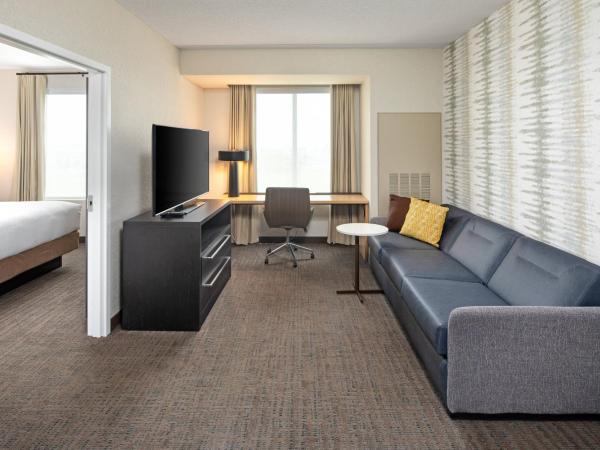 Residence Inn by Marriott Toronto Mississauga West : photo 2 de la chambre suite 1 chambre avec 1 lit king-size et canapé-lit