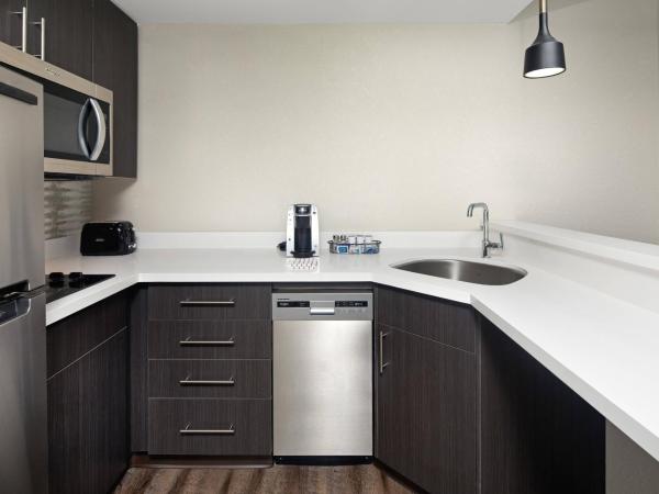 Residence Inn by Marriott Toronto Mississauga West : photo 6 de la chambre suite 1 chambre avec 1 lit king-size et canapé-lit