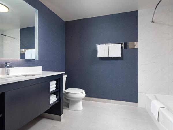 Residence Inn by Marriott Toronto Mississauga West : photo 8 de la chambre suite 1 chambre avec 1 lit king-size et canapé-lit