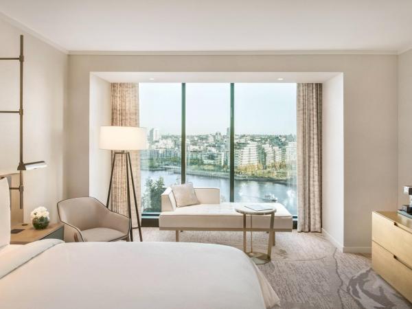 JW Marriott Parq Vancouver : photo 1 de la chambre chambre lit king-size - vue sur l'eau