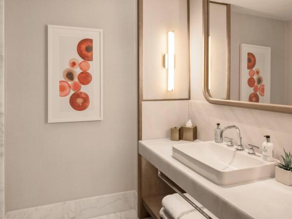 JW Marriott Parq Vancouver : photo 4 de la chambre chambre lit king-size - vue sur l'eau