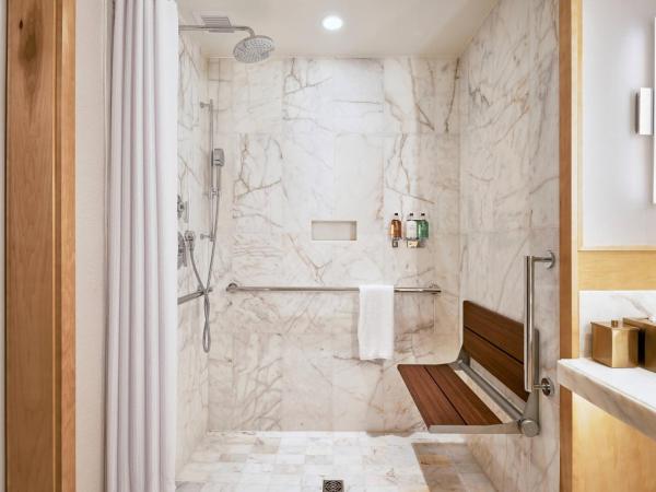 JW Marriott Parq Vancouver : photo 6 de la chambre chambre lit king-size - vue sur l'eau