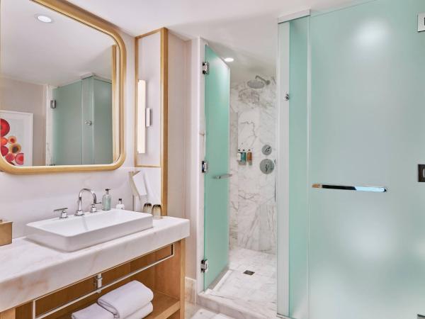 JW Marriott Parq Vancouver : photo 8 de la chambre chambre lit king-size - vue sur l'eau