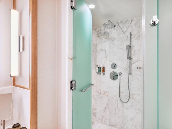 JW Marriott Parq Vancouver : photo 7 de la chambre chambre lit king-size - vue sur l'eau