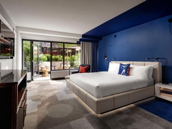 W Toronto : photo 1 de la chambre chambre lit king-size terrasse merveilleuse - vue sur cour