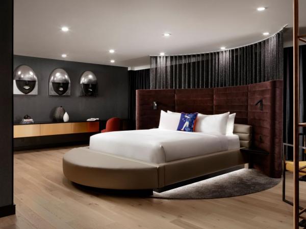 W Toronto : photo 4 de la chambre suite 1 chambre lit king-size wow extrême - vue sur ville