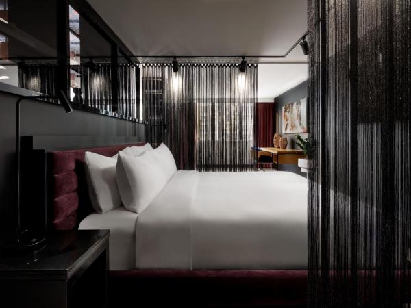 W Toronto : photo 4 de la chambre suite lit king-size wow - vue sur ville