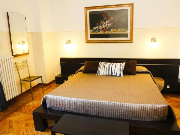 Albergo Garisenda : photo 3 de la chambre chambre double ou lits jumeaux avec salle de bains privative