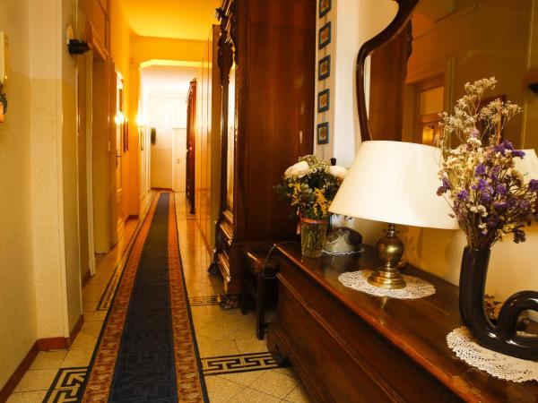 Albergo Garisenda : photo 9 de la chambre chambre double ou lits jumeaux avec salle de bains commune